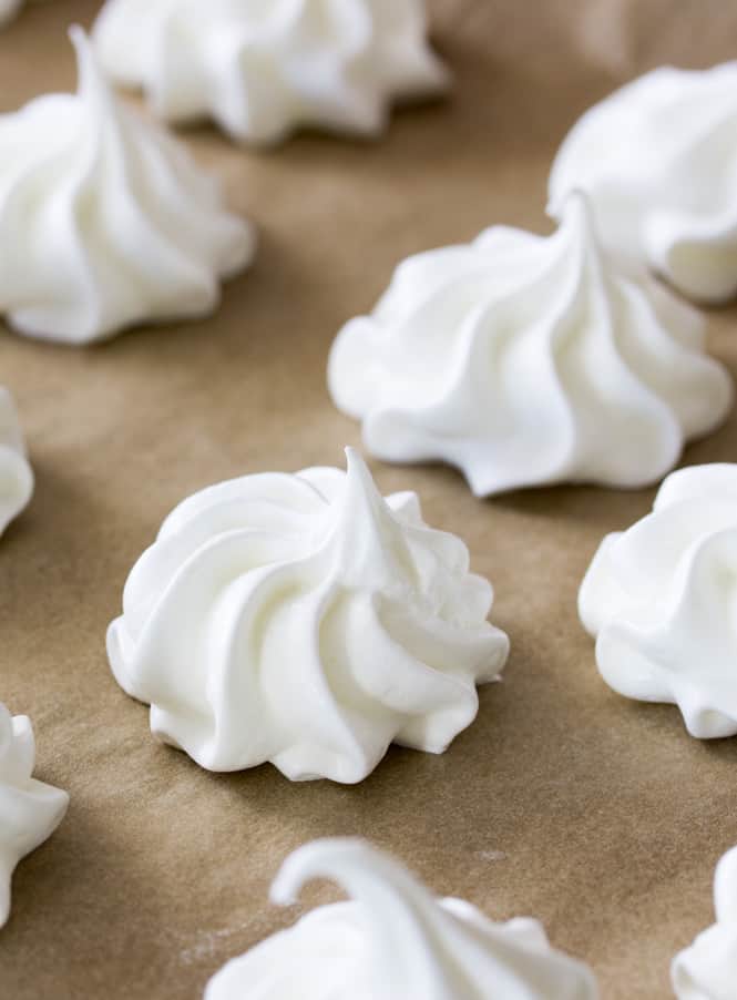 Bright white meringue cookies || Sugar Spun Run