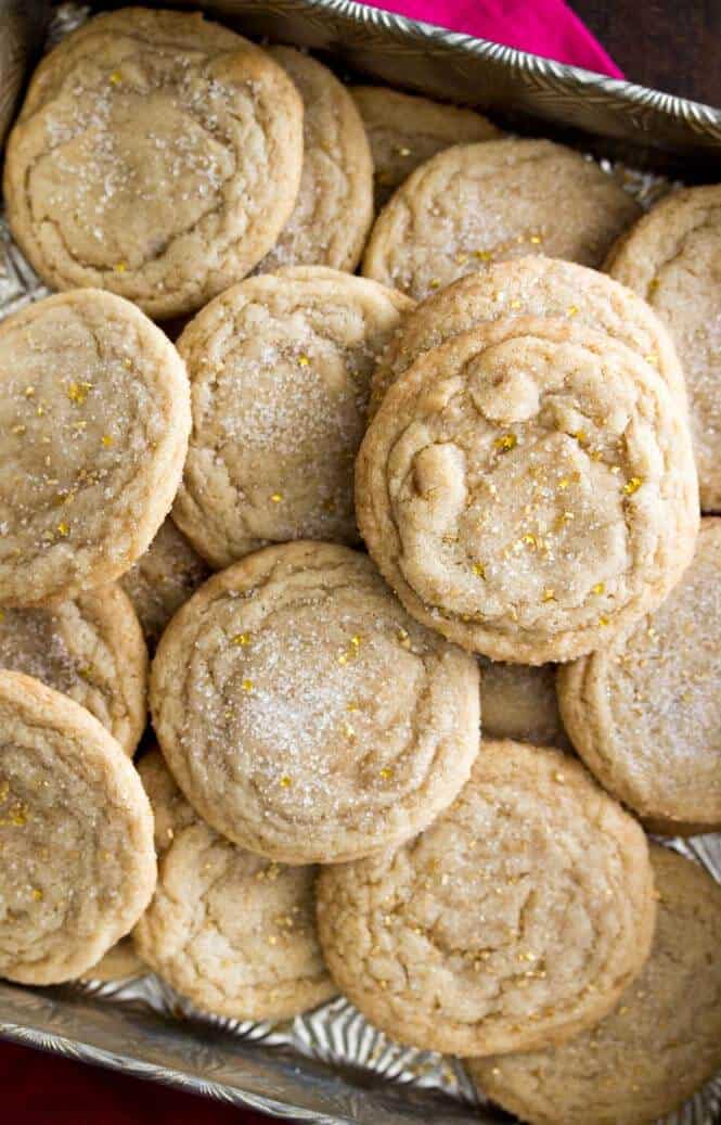 Maple Brown Sugar Cookies -- soft and chewy and with a delicious hint of maple flavor! || Sugar Spun Run
